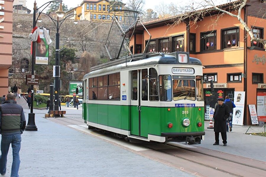 Tek caddesi olan şehirlerin bir gidiş bir de dönüş manevrasıyla sınırlı "Cumhuriyet Cadde"leri. Namı diğer "Mecburiyet Cadde"leri

                                    
                                    
                                    
                                    
                                
                                
                                
                                