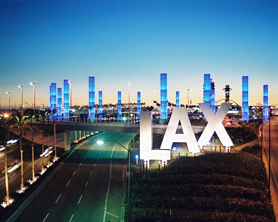 LAX Airport

                                    LAX airport ağ kesintini saatlerce gideremediği için tam 17.000 yolcu 10 saat havalanında bekledi.
                                
