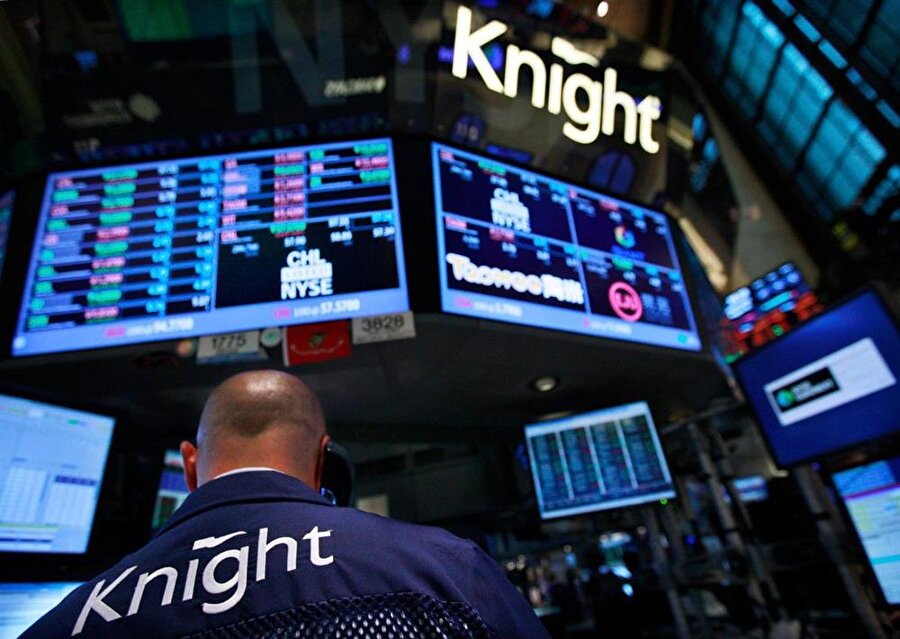 Knight Capital Group

                                    Knight Capital Group'un yaptığı  bir stok hatası peşi sıra hataları getirdi. Şirket bu yüzünden 30 dakika içinde 440.000.000 dolar kaybetti. Bir bakıma kaydırma yapınca sınavın yanması gibi bir şey.
                                