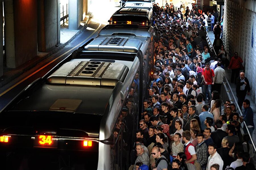 Metrobüs
Bu koca şehirde metrobüs diye bir gerçek var. Metrobüse binmek için taktikler geliştirmek, bindikten sonra da oturabilmek için zeki olmak gerekir.