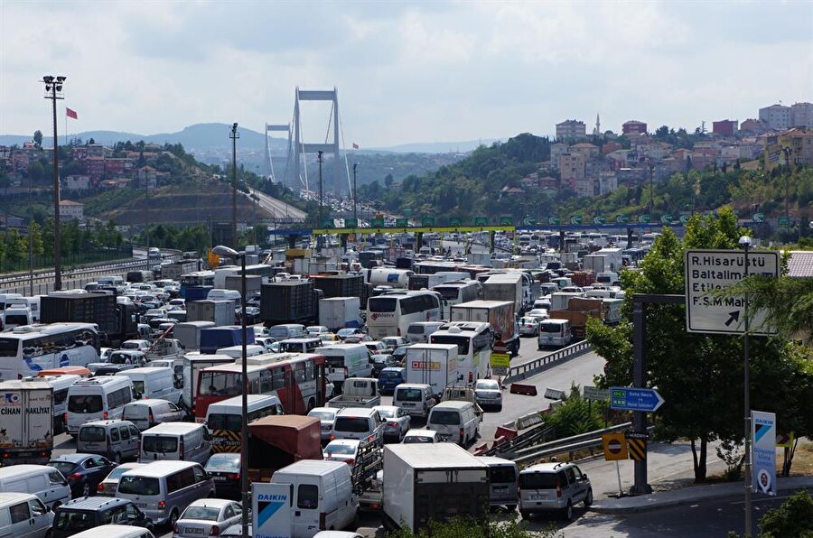 İstanbul trafiği
Türkiye'nin başka hiçbir şehrinde İstanbul'daki trafiği görmeniz mümkün değil. 15 dakikalık yolun bir buçuk saatte geçilmesi, İstanbullular için son derece normal. 