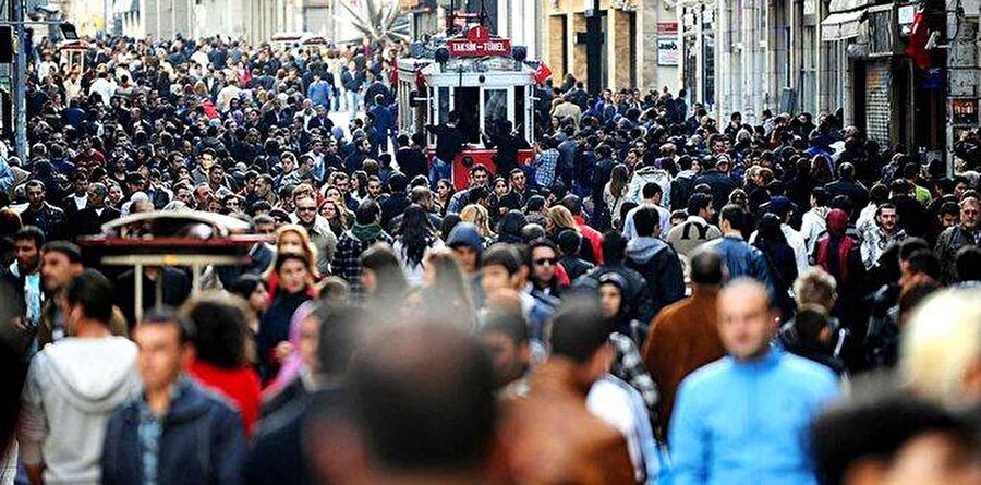 Uluslararası bir şehir
İstanbul'da sıradan bir mahallede; zencilerin, Gürcülerin, Arapların olması çok doğal. Bu insanlar, İstanbul'un garip kalabalığında önemli bir paya sahip. 