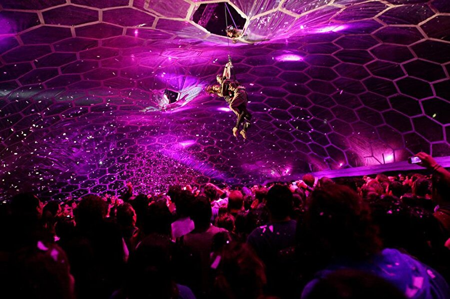 Yaklaşık 1 saat süren gösteri boyunca performans sanatçıları tarafından şova katılımınız isteniyor.