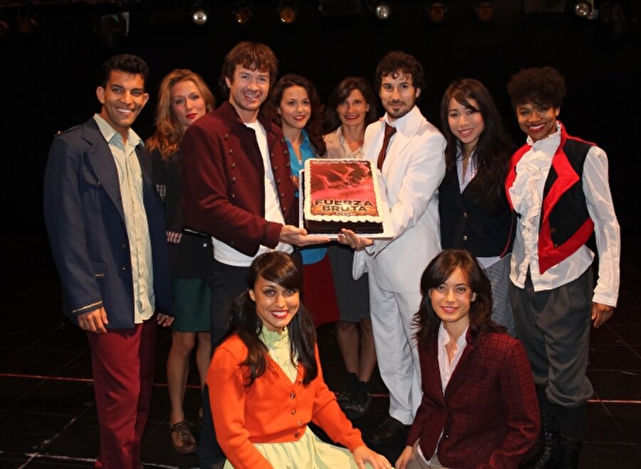 Sahnedekilerin, izleyenlerden daha fazla eğlendiği bu gösteriyi ölmeden mutlaka tecrübe edin.