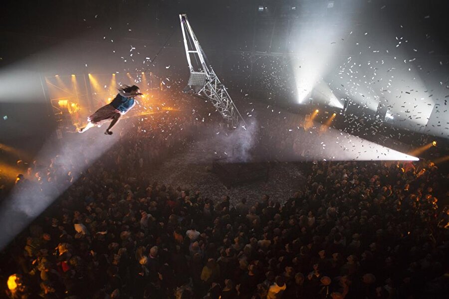 Gösteride herhangi bir koltuk ya da oturma düzeni bulunmuyor ve izleyenlerin ayakta olduğu interaktif bir yapı hakim.
