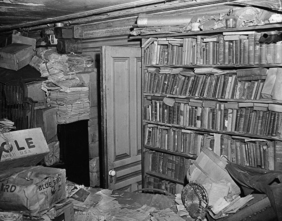 10 yılda 140 ton çöp 

                                    Milyonlarca çöple bir arada yaşayan kardeşler, Mart 1947'de evlerinde birkaç gün arayla 140 ton çöpün içinde ölü bulunur. 
                                