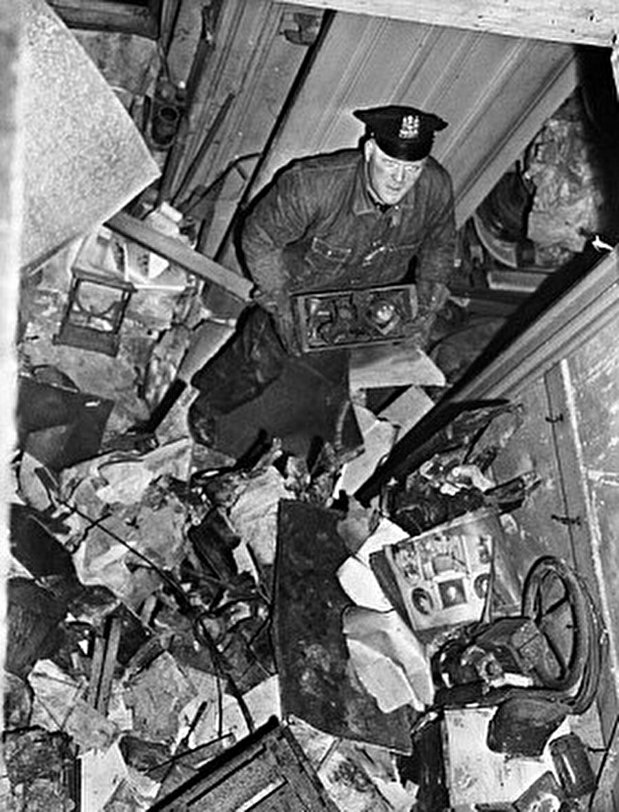 Çöp evden cesetleri çıkarılır

                                    21 Mart 1947'te evden gelen kokuyu fark edenlerin ihbarı üzerine tıbbı ekipler gelir ve çöpleri aşarak iki kardeşe ulaşmaya çalışır. 140 tondan fazla çöplerin içinde kaybolan kardeşler, ekip tarafından saatler süren bir çalışmayla evden çıkartılır. 
                                