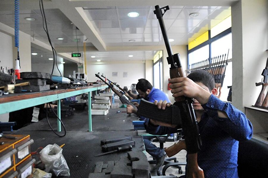 15 yıl boyunca küçük bir iş yeri olarak çalıştı
Sektördeki silah modelleri üzerinde de çalışmalar yapan Dağlıoğlu, bir süre öne başlattığı projeyle kalaşnikof marka silah modelinden 4140 çelik kasadan yivsiz av tüfeği üretimine başladı.
Dağlıoğlu Silah Sanayisi Yönetim Kurulu Başkanı Fatih Dağlıoğlu, yaptığı açıklamada, baba mesleği silah onarım ve bakım işlerine küçük yaşlarda başladığını, 15 yıl küçük bir iş yeri olduğunu söyledi.