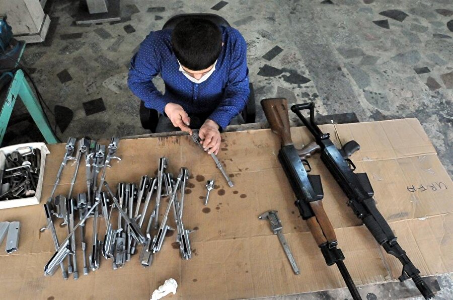 ''Talepler her geçen gün artıyor''
Silah sektöründe işçilik pahalı olduğu için birçok firmanın üretiminin az olduğunu dile getiren Dağlıoğlu, "Bizler bölgede de ilk defa ruhsat alarak yivsiz av tüfeği imalatı yaparak bir ilki gerçekleştirdik. Ürünlerimizde iyi malzeme kullanarak bir ömür garantisini verebiliyoruz. İşimle gurur duyuyorum. Talepler her geçen gün artıyor. Çalışan sayımızı artırmaya çalışıyoruz. Farklı projeler üzerinde çalışıyoruz. Yakın bir zamanda organize sanayi bölgesinde 10 bin metrekarelik bir alanda fabrika kurarak yivli silah üretimine başlamayı planlıyoruz." ifadelerini kullandı.