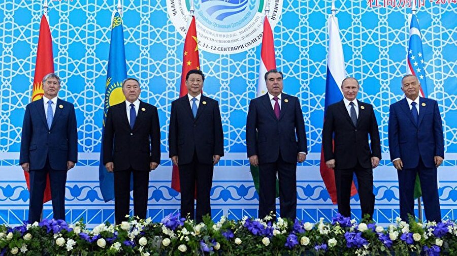 Şanghay İşbirliği Örgütü nedir?

                                    
                                    
                                    
                                    
                                    
                                    Şanghay İşbirliği Örgütü adını örgütün ilk toplandığı yerden (Şanghay) almaktadır. Çin Halk Cumhuriyeti, Rusya, Kazakistan, Kırgızistan ve Tacikistan'ın 1996 yılında oluşturdukları yapılanma önceleri Şanghay Beşlisi olarak anılıyordu. Örgüt 2001'de Özbekistan'ın katılımıyla üye sayısını altıya çıkarttı.
                                
                                
                                
                                
                                
                                