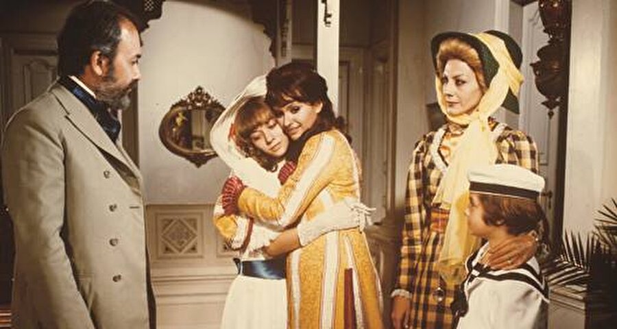 İlk Türk Dizisi Aşk-ı Memnu (1975)

                                    
                                    
                                    
                                    Türk televizyon tarihinde yayınlanmış ilk Türk dizisi Aşk-ı Memnu olmuştur. Dizi; romanın aslına sadık kalarak tam 6 bölüm sürmüştür.
                                
                                
                                
                                