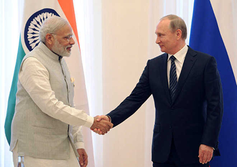 Hindistan ve Pakistan 2017 Astana zirvesinde (ŞİÖ)'ya tam üye olacak

                                    
                                    
                                    
                                    
                                    
                                    Şanghay İşbirliği Örgütü'nün kurulmasının temel amacı üye ülkeler arası askeri, ekonomik ve kültürel işbirliği sağlamak ve özellikle güvenlik konusunda ortak çalışmalar yapmaktır. Geçtiğimiz yıl Rusya'ya bağlı Başkurdistan Cumhuriyeti'nin başkenti Ufa'da düzenlenen Şanghay İşbirliği Örgütü (ŞİÖ) Liderler Zirvesinde Hindistan ve Pakistan'ın ŞİÖ'ne tam üyelik prosedürleri başlatıldı. Bu iki ülkenin katılım sürecinin ardından 2017 Astana zirvesinde tam üye olmaları bekleniyor.


Hindistan ve Pakistan'ın Şanghay İşbirliği Örgütü'ne tam üye olmasıyla birlikte örgüt dünya nüfusunun yüzde 40'ını temsil edecek.
                                
                                
                                
                                
                                
                                