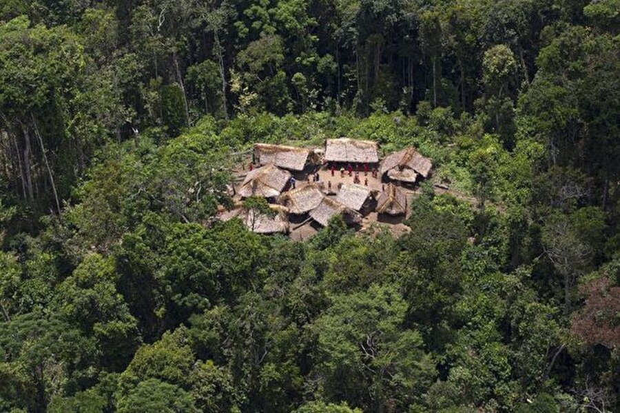 Havadan çekilen fotoğraflar, hala Amazon'da yaşayan temas kurulamamış kabileler olduğunu gösteriyor.
