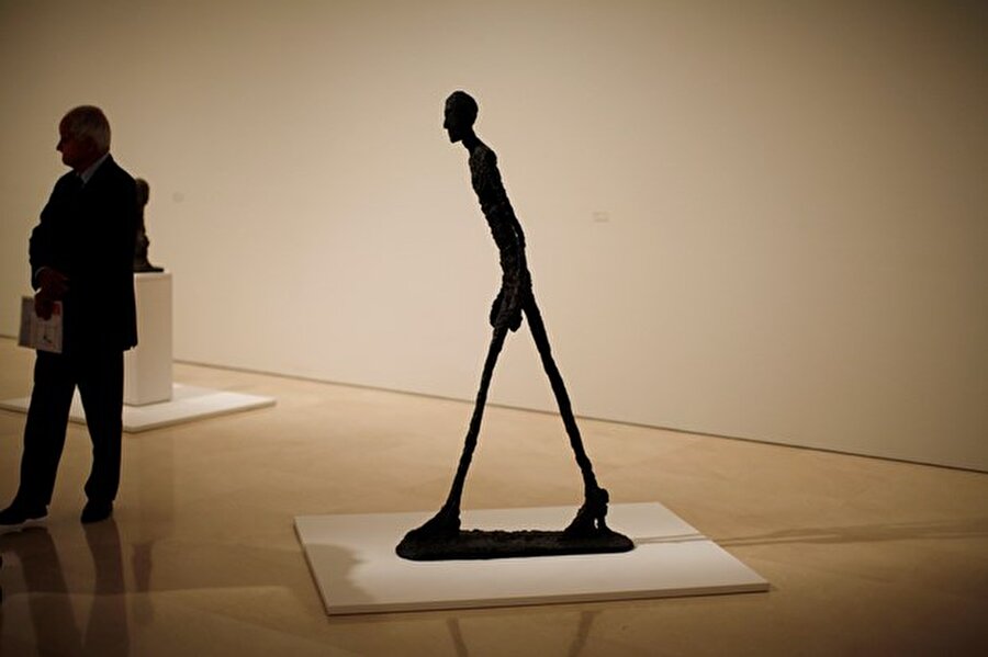 103,7 milyon dolar
Alberto Giocometti'nin bir başka bronz heykeli "Yürüyen Adam", Londra'daki Sotheby's Müzayede Evi'nden 100 milyon dolardan fazla bir fiyata alıcı buldu. 
Heykelin bugünkü sahibi Brezilyalı Lily Safra. 1960'da yapılan heykel, İsviçreli sanatçının en önemli eserlerinden biri. 100 İsviçre Frangı'nın üzerinde heykelin resmi bulunuyor.