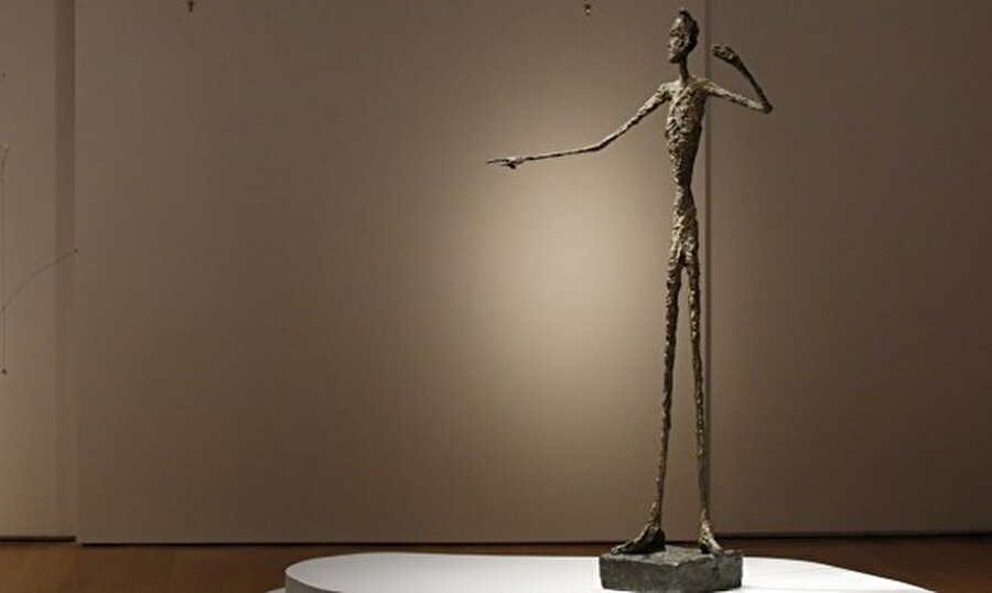 141,3 milyon dolar
"İşaret Eden Adam" Yalnızca tablolar değil, İsviçreli sanatçı Alberto Giacometti'nin bu bronz heykeli de Mayıs 2015'te açık artırmaya çıktı. Steven Cohen adlı çok zengin bir hedge fonları yöneticisi New York'taki Christie's'te yapılan açık arttırmada gerçek boyutlu bu esere 141,3 milyon dolar ödedi. Bu da 'L'Homme au doigt'u (İşaret Eden Adam) dünyanın en pahalı heykeli yaptı.
