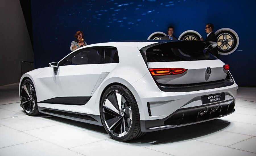 Amerikan piyasasının önemi

                                    VW'nin marka müdürü Diess 2025 yılında elektrikli mobillikte dünya lideri olacaklarını ve 2020 yılına kadar satış hasılatındaki kâr marjını yüzde 4'e çıkarmayı planladıklarını açıkladı.

VW 2025 yılından itibaren yılda bir milyon adet elektrikli otomobil satmayı hedefliyor. Spor amaçlı taşıt (SUV) modellerini bir kat arttıracaklarını duyuran marka müdürü belli parçaları birden fazla modelde kullanacaklarını ve geçen yıl bu yolla toplam parça sayısını 15 bin dolayında azalttıklarını, motor arzını da daraltacaklarını açıkladı.

En alt segmentte çıkaracakları yeni bir modelle bütün piyasalarda kâra geçmeyi planladıklarını belirten VW marka müdürü Diess dizel skandalı yüzünden piyasa paylarının küçüldüğü ABD'de atağa kalkıp büyük elektrikli modellerle Kuzey Amerika piyasasında söz sahibi olmayı hedeflediklerini sözlerine ekledi.

VW Amerikan piyasasında başarılı olacağı umulan elektrik motorlu araçlarını Tennessee eyaletinin Chattanooga kentindeki tesislerinde üretmeyi planlıyor.

Egzoz skandalı ABD'de ortaya çıkarılmış ve 'temiz dizel' adıyla pazarlanan VW modellerinin aşırı emisyon yarattığının öğrenilmesi markanın ABD'deki imajını zedelemişti.

Arjantin ve Brezilya'daki tesislerinde de üretim maliyetini düşürmek için tasarruf programı uygulayan VW, Güney Amerika'da imal edeceği yeni modelleri için 2,5 milyar euroluk ek yatırım yapacak.

                                