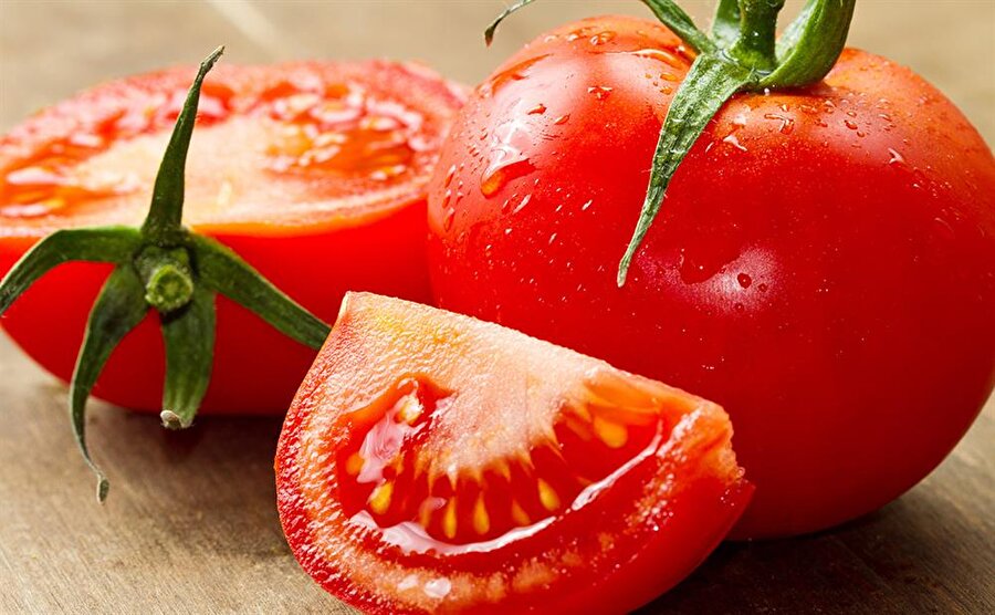 Domates
İçerisinde likopen bulunan domates gençleştirici özelliğe sahip. Antioksidant bir madde olan likopen daha çok sıcakta ortaya çıkıyor. Bu nedenle domatesi yemeklerde kullanmak son derece faydalı.