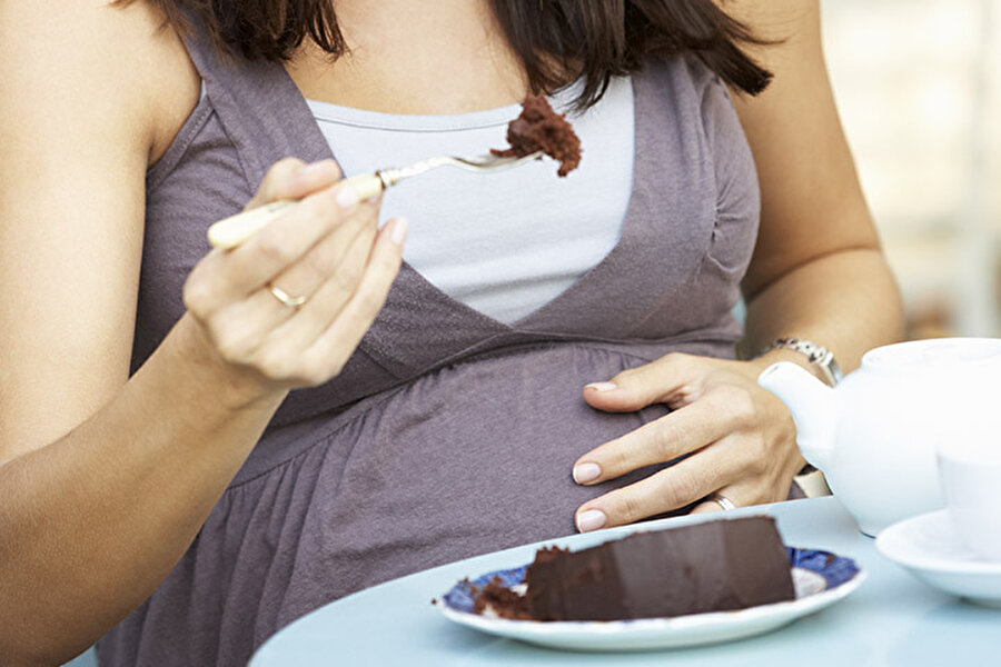 Аппетит перед родами. Беременность аппетит. Аппетит беременной женщины. Беременных женщин в кафе. Повышает аппетит беременность.