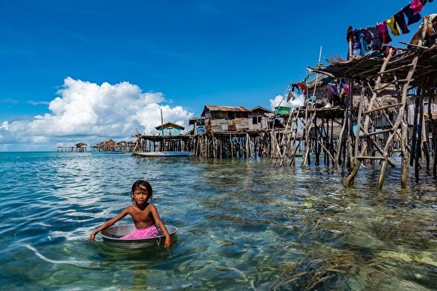 Bajau Su Çingeneleri'nin milliyetleri ve toprakları yok, yoğunluklu olarak Pasifik Okyanusu’nun batı kıyısında, suyun üzerine kurdukları köylerde yaşıyorlar. 

