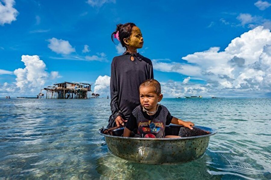 Dünya içinde kendi dünyalarını kuran Bajau Çingeneleri'ni mutsuz eden en büyük tehlike ise, korsanlar.

