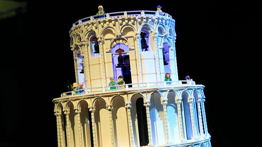 Tıpkı matematik işlemi gibi

                                    
                                    Lego tasarımını matematik işlemlerine benzeten McNaught çocukların ondan nefret edeceğini düşünse de, ailelerinin onu fazlasıyla seveceğini de belirtiyor. 
                                
                                