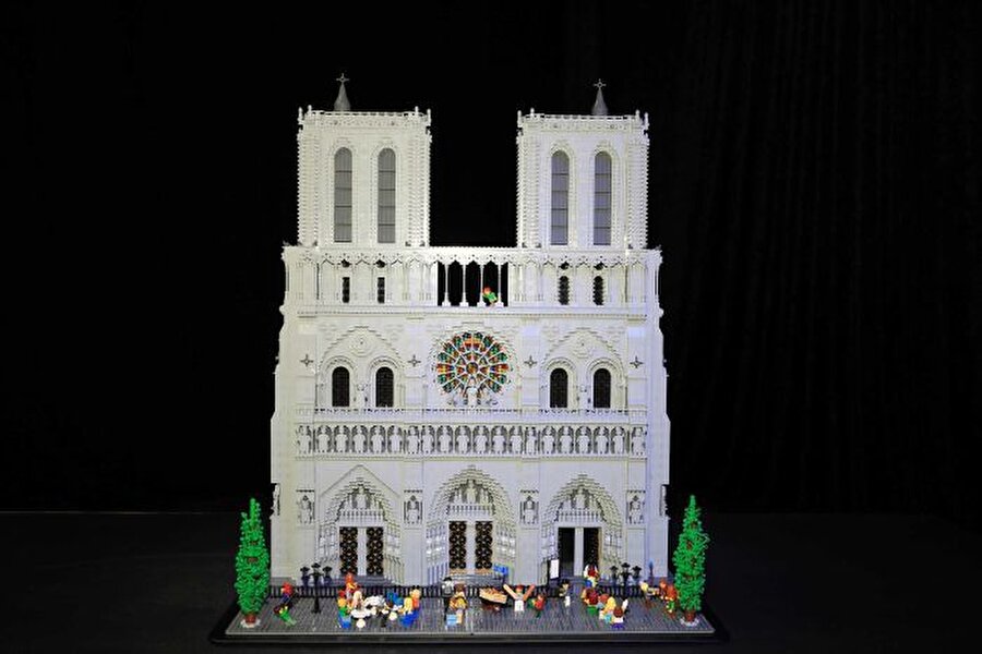 Öğrendiklerini bilmeden öğretmek

                                    
                                    Çocuklara yeni şeyler öğretmek konusunda oldukça hassas davranan ekip, onlara yeni şeyleri öğrendiklerini hissettirmeden, gizliden gizliye öğretmeyi amaçladıklarını söylüyor. Bu eğitimin hem daha eğlenceli hem daha kalıcı olduğunu düşünüyorlar. 
                                
                                