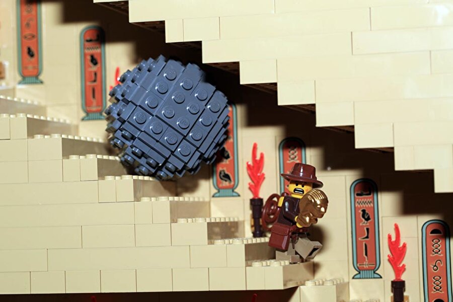 Oyun alanlarına girince hayatlarına da dahil olursunuz

                                    Tarihi eserler, antikalar, kültürel değerler ve dahası çok sayıda öğeyi çocuklara anlatmak için en doğru yol onların dilinden iletişime geçmek. 

Lego sanatçısı Naught bunu başarabilmenin en iyi yolunun, onların oyun alanlarına girmek olduğunu söylüyor.


Kaynak: abc.net.au

 
                                