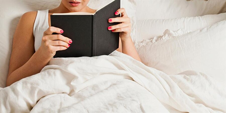 Kitap okumayın (!)
Uzmanlar; kişinin uykusu gelmeden yatağa uzanmaması gerektiğini vurguluyor. Özellikle yatakta kitap okumanın doğru olmadığı belirtiliyor. 

  
