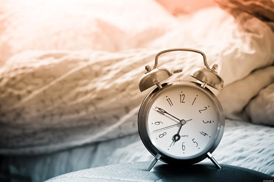 7 saat yeterli
Doktorlar sağlıklı bir uyku için yedi saatin yeterli olduğun altını çiziyor. Bu nedenle yatağa çok erken girmenin doğru olmadığı belirtiliyor.

  
