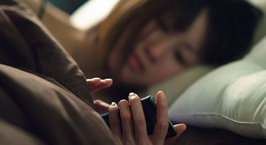Cep telefonlarını bırakın
Yapılan araştırmalar yatağa girmeden en az yarım saat öncesinde cep telefonlarından uzaklaşılması gerektiğini ortaya koyuyor.