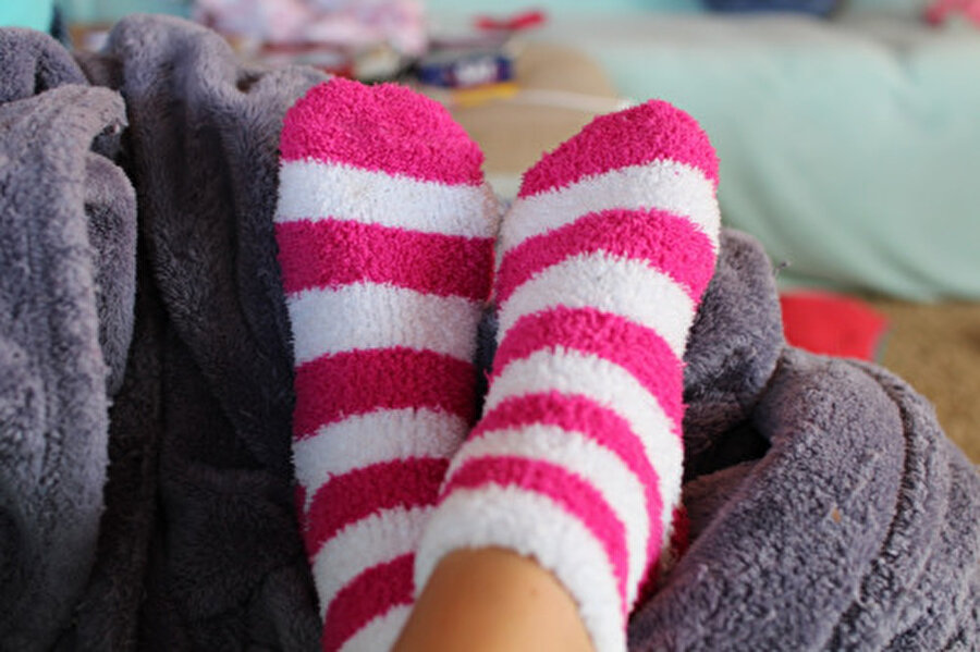 Kendinizi sıcak tutun
Deliksiz bir uyku için öncelikle sıcak bir banyo yapın. Duşun ardından ayaklarınıza sizi sıcak tutacak çoraplar giyin. Böylelikle çok güzel bir uyku uyuyabilirsiniz.