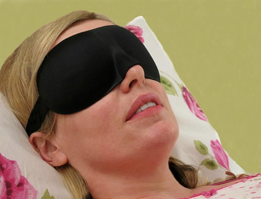 Maske takın
Karanlık bir ortamda uyurken bile en ufak bir hareket dalmanızı zorluyorsa, bir göz maskesi edinin.