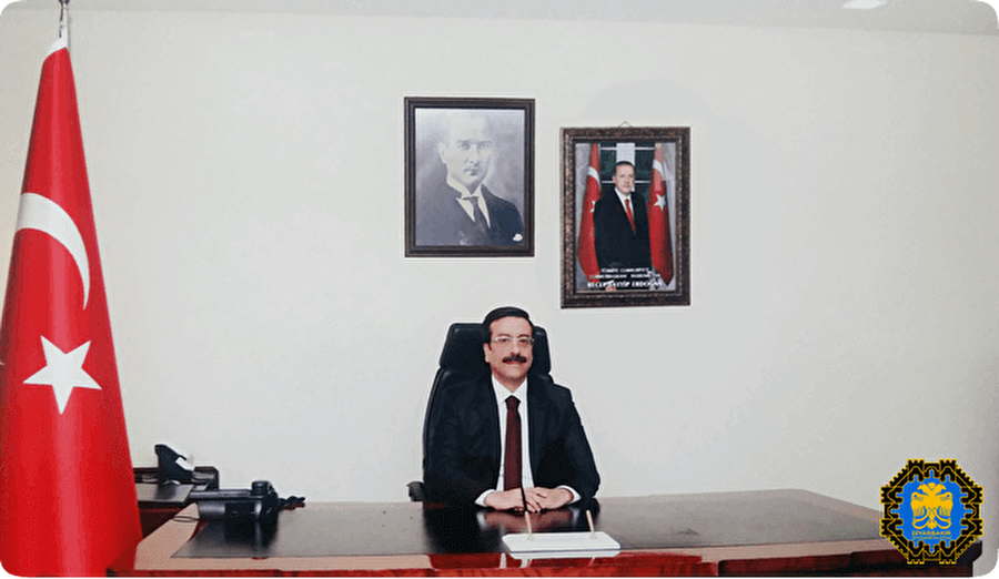 Cumali Atilla'nın odası

                                    Görevlendirme ile atanan yeni Belediye Başkanı Cumali Atilla makam odasına Atatürk'ün portresini ve Cumhurbaşkanı Erdoğan'ın fotoğrafını astı.
                                