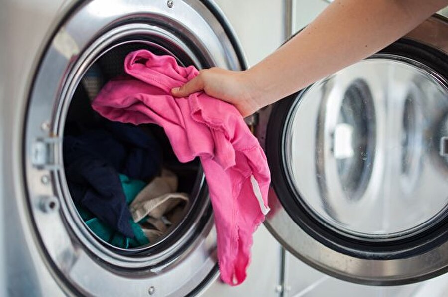 Kurutma makineleri
Çamaşır yıkamak ayrı, onları kurutmak ayrı bir dert. Yıkanan çamaşırların pencere ya da balkonlara asılması ise hijyenik bir durum değil. Hal böyle olunca evlerin içleri çamaşırhaneye dönebiliyor. Kadınların evde boş buldukları her yere çamaşır asmasının önüne geçen kurutma makineleri, son yıllarda ciddi talep görmeye başladı. 
