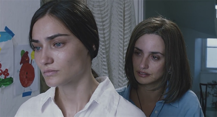 Saadet Işıl Aksoy
Başrolünde Catherine Zeta Jones'un oynadığı Aşkın Yaşı Yok (The Rebound, 2009) filminde 7 saniye görünen güzel oyuncu ayrıca başrolünde Penelope Cruz'un olduğu Sen Dünyaya Gelmeden (Twice Born, 2012) filminde de rol aldı. İlk olarak “A Beautiful Life” filminde Denise karakteri ile 2008 yılında rol almıştı.