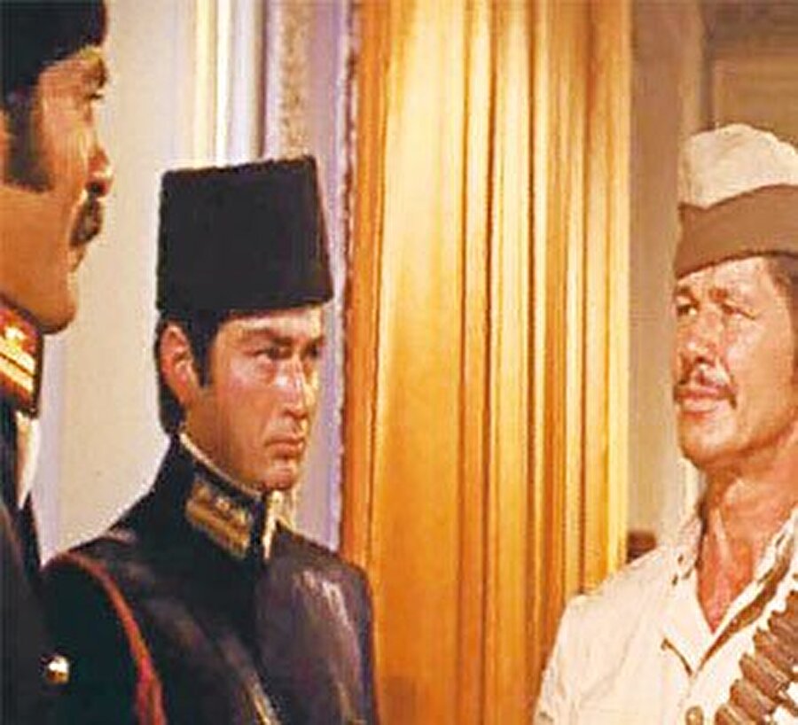 Salih Güney
Türkiye'de çekilen You Can't Win Them All (Paralı Askerler, 1970) adlı filmde Fikret Hakan, Tony Curtis, Charles Bronson ve Michele Mercier ile birlikte rol almış yakışıklı oyuncumuz. Güney, yıllar sonra verdiği bir röportajda bahsettiğine göre; filmin seçmesi için yığınla oyuncu gelmiştir ancak yönetmen Salih Güney'i görür görmez “Bekleyen herkesi yollayın, aradığım Yüzbaşı Enver geldi” der ve filme kabul edilir.