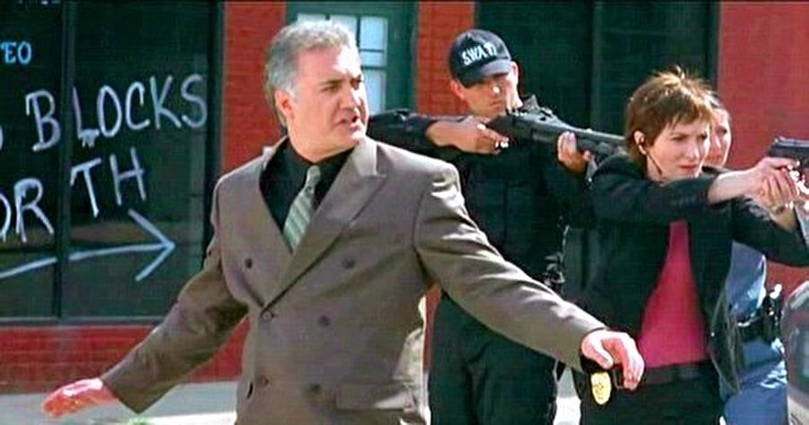 Tamer Karadağlı
Oldukça başarısız olan Ölümle Dans (Living and Dying, 2006) filminde rol almıştır sevilen oyuncu. Film başarısız olmuş olabilir ama Tamer Karadağlı'nın yeri bizim için hep ayrı.