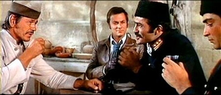 Fikret Hakan
Fikret Hakan'da Salih Güney gibi "You Can't Win Em All" (Paralı Askerler, 1970) filminde oynadı. Canlandırdığı karakter Albay Ahmet Elçi için daha evvel yapımcılar Anthony Quinn'e teklif götürmüşler ancak Quinn'in programı uymadığı için teklifi kabul etmemiş.
