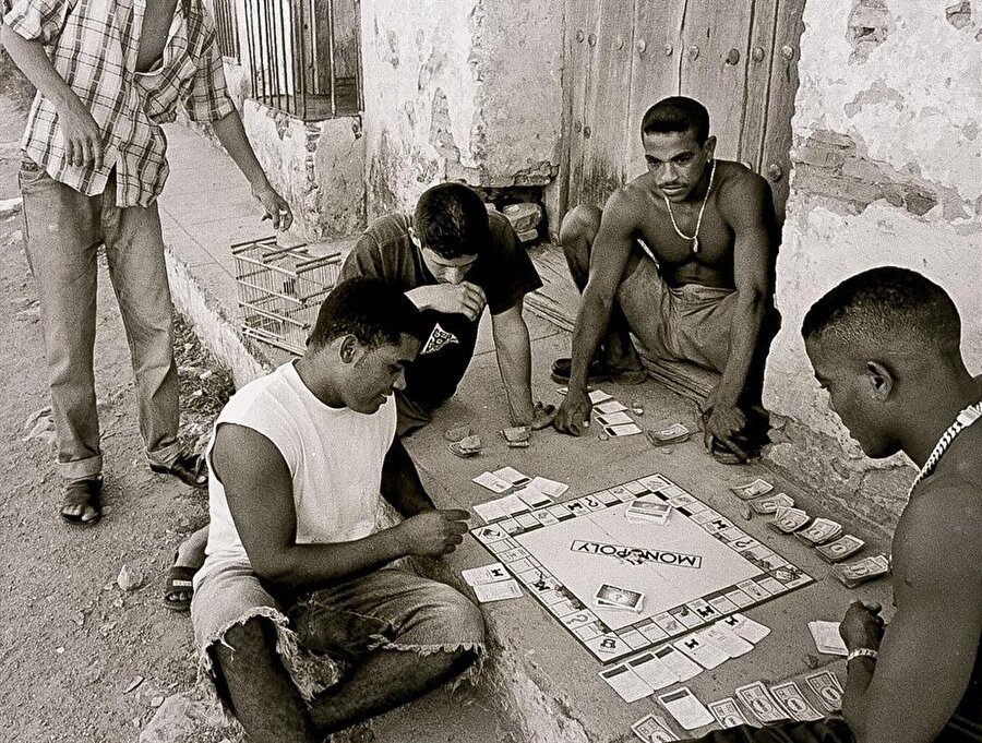 Amerikan emparyalimizmini temsil ettiği gerekçesiyle Monopoly oyununu Küba’da yasakladı.

                                    
                                    
                                    
                                    
                                    
                                
                                
                                
                                
                                