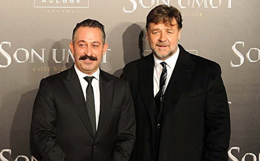 Cem Yılmaz
Oscar ödüllü aktör Russell Crowe'un yönetmenliğini ve başrol oyunculuğunu yaptığı Son Umut (The Water Diviner, 2014) filminde rol almıştır ünlü komedyenimiz. Filmde Çanakkale Savaşı'nda üç oğlunu birden kaybeden acılı bir babanın hikâyesi anlatılıyor.