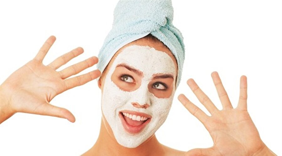 Maske uygulayın

                                    Haftada bir ya da 10 günde bir mutlaka maske uygulayın. Dilerseniz uzman tavsiyesiyle, dilerseniz evde kendi imkanlarınızla elde ettiğiniz karışım maskeler, cildinizin sağlıkla temizlenmesini ve onarılmasını sağlar.
                                