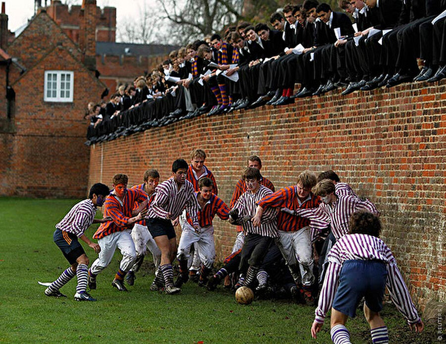 Futbol ile çok ortak noktası olan Field Game oynayan bu okul, 'sneaking' yani 'sızma' ismini verdiği bu kural ile hücum yapan oyuncuların rakip oyuncuların arkasına sarkarak kolay gol bulmasını önlemeyi amaçlıyordu.

                                    
                                    
                                    
                                    
                                
                                
                                
                                