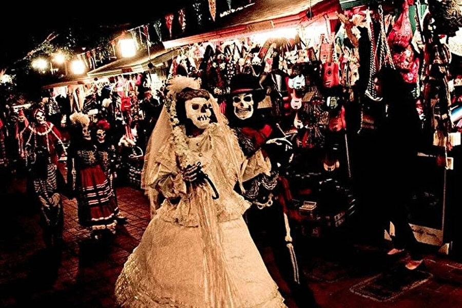 Ölülerin Festivali, Meksika

                                    
                                    
                                    
                                    
                                    
                                    Meksika kültüründe ölülere saygı için düzenlenen dünyanın en popüler festivallerinden.
                                
                                
                                
                                
                                
                                
