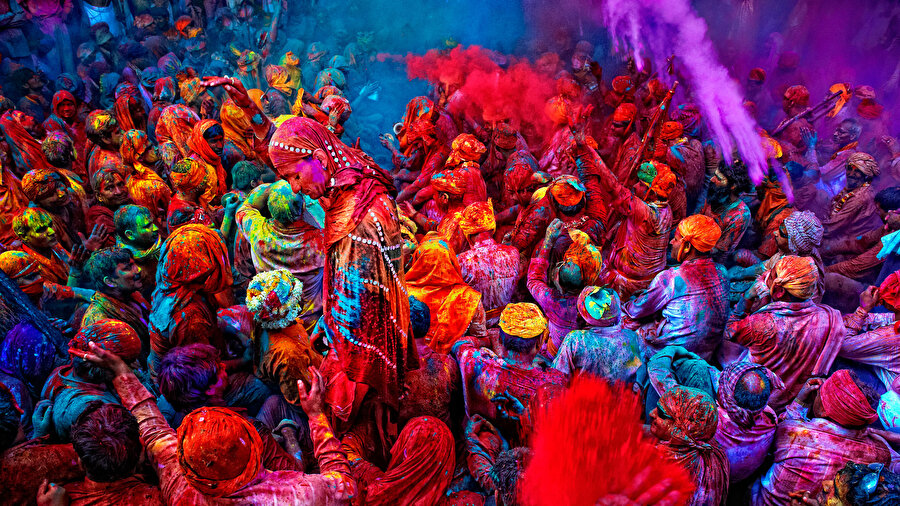 Holi Festivali, Hindistan

                                    
                                    
                                    
                                    
                                    
                                    Dünyanın şüphesiz en renkli festivali, oldukça ilginç sahnelere ev sahipliği yapıyor. Renkler, aynı zamanda Hindistan'ın kültürünü yansıtıyor. Esasen dini bir kutlama olan Holi'nin ilk günüde ateş yakılarak dini ritüeller düzenlenirken ikinci günü toz boyalar ve renkli sular ile eğlence başlıyor.
                                
                                
                                
                                
                                
                                