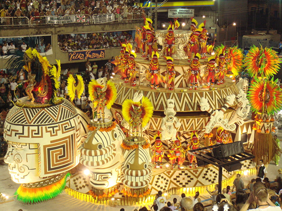 Rio de Janeiro Karnavalı, Brezilya

                                    
                                    
                                    
                                    
                                    
                                    Dünyanın en popüler halk festivali olan Rio Karnavalı, davulcular ve şarkıcılar tarafından oluşan bir sokak gösterimidir. Coşku ve eğlence dolu festivalde, aynı zamanda çok sayıda sokak dansçısı da bulunur.
                                
                                
                                
                                
                                
                                