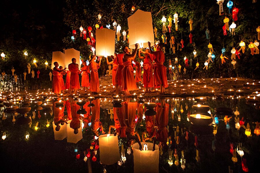 Loykrathong Festivali, Tayland

                                    
                                    
                                    
                                    
                                    
                                    Şimdiden orada olmak için can attığınızı tahmin edebiliyoruz. Tayland'da çiçekler ve gökyüzüne bırakılan fenerler eşliğinde kutlanan festival, Tayland'ın büyülü dünyasını tam anlamıyla yansıtıyor.
                                
                                
                                
                                
                                
                                