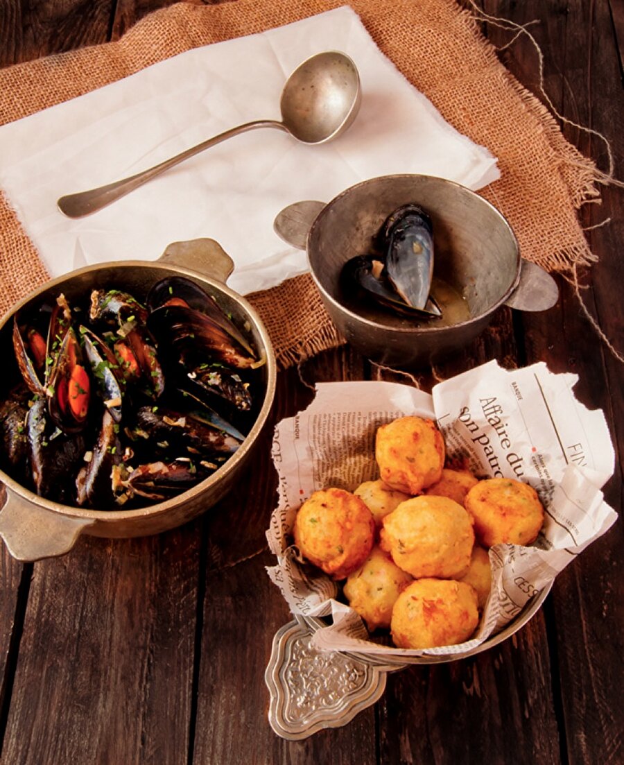 Belçika / Moules-Frites

                                    Domates, baharat, taze otlar ve tereyağı ile pişirilen midye, patates kızartmasıyla birlikte servis edilir.
                                