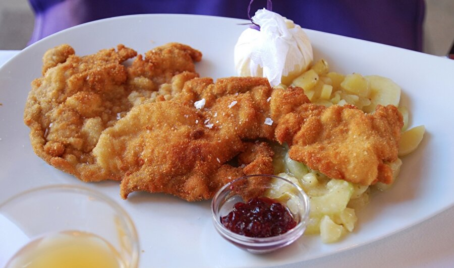 Avusturya / Wiener Schnitzel

                                    Avusturya'nın en ünlü yemeğidir. Tavuk etinin özel bir harçla kızartılmasıyla yapılan schnitzel, limon ve mayonezle servis edilir.
                                