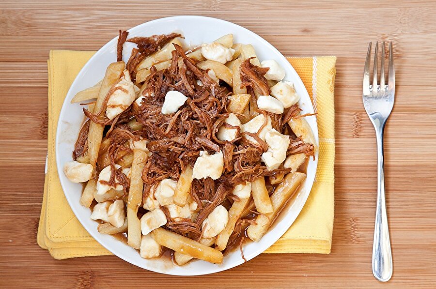 Kanada / Poutine

                                    Poutine; kızarmış patates, kahverengi özel bir sos ve lor peynir karışımında yapılıyor.
                                
