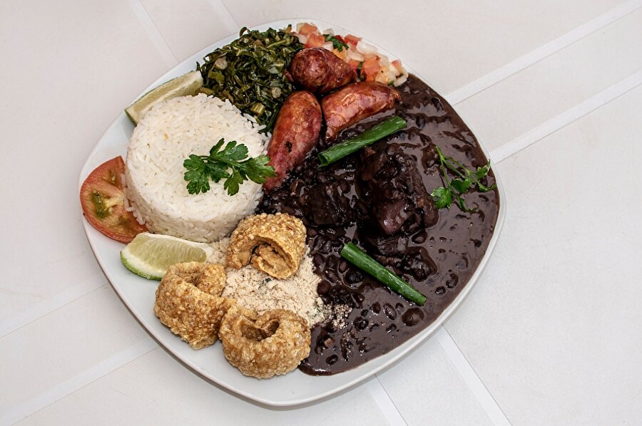Brezilya / Feijoada

                                    Feijoada ismine birçok futbolsever aşınadır aslında. Bir dönem ülkemiz Brezilyalı futbolcudan geçilmiyordu (!). Birçok Brezilyalı futbolcu için bu yemek çok önemlidir. Fenerbahçe'nin eski kaptanı Alex de Souza'nın da en çok sevdiği yemek feijoadaydı. Feijoada; sığır eti ile birlikte pişirilen siyah fasulye güvecidir.
                                